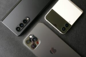 ผู้ใช้ Android รอ iPhone พับได้