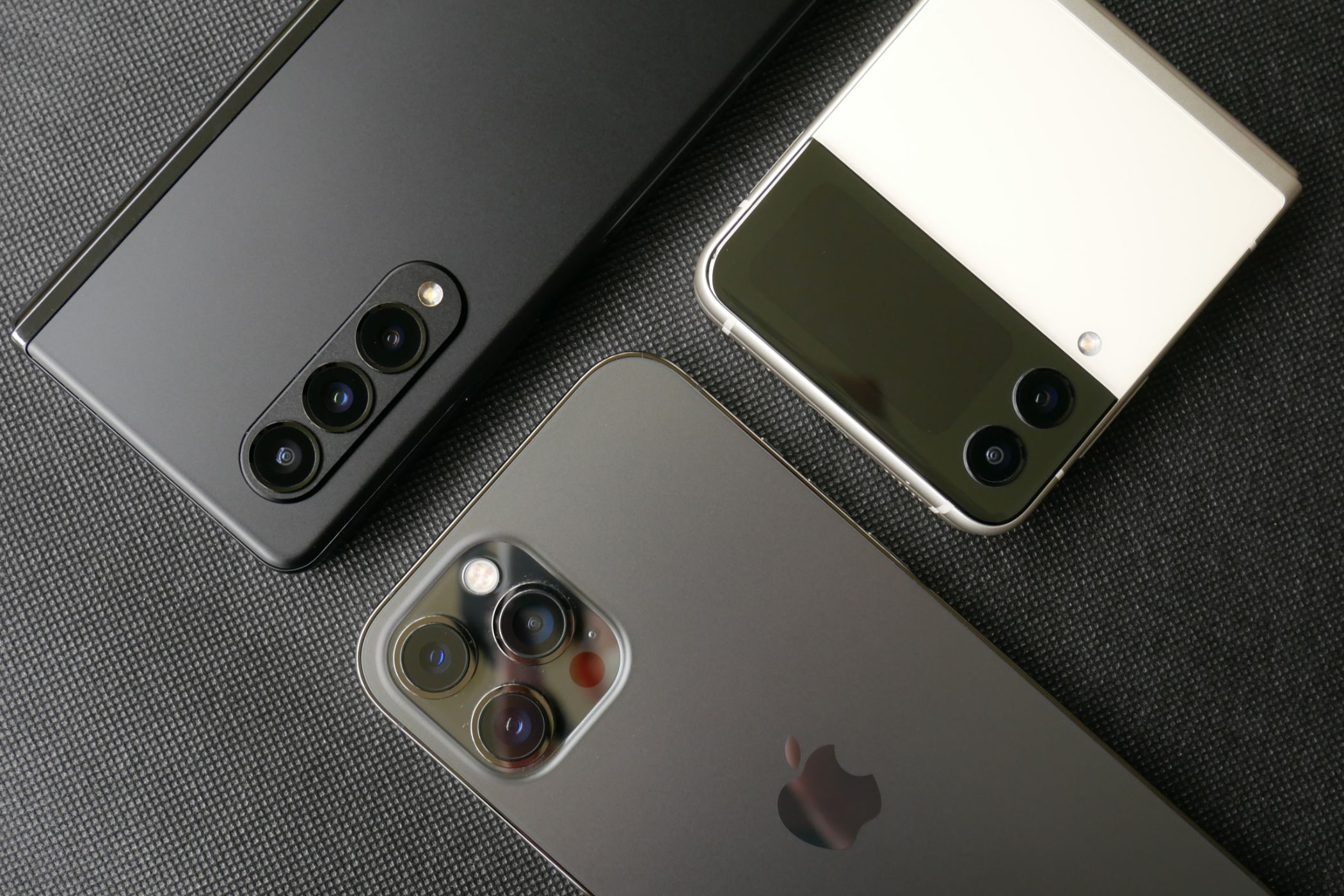 ผู้ใช้ Android รอ iPhone พับได้